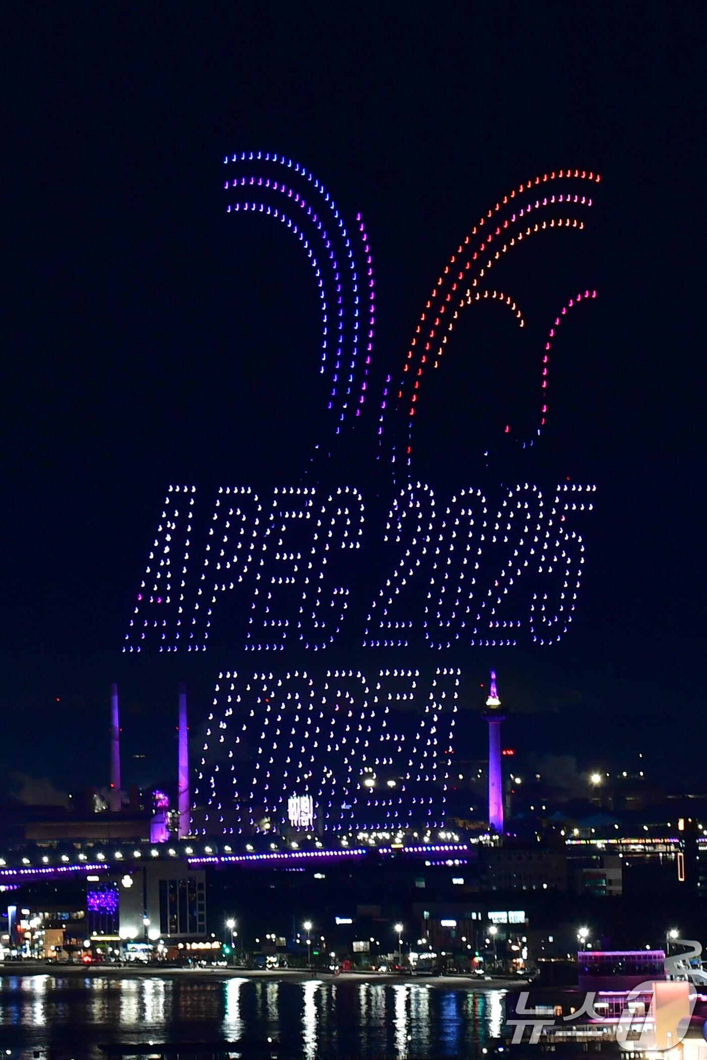 본문 이미지 - 29일 APEC 2025 정상회의 성공 개최를 기원하는 드론 아트 쇼와 불꽃쇼가 경북 포항시 영일대해수욕장에서 펼쳐지고 있다. 2025.10.29/뉴스1 ⓒ News1 최창호 기자