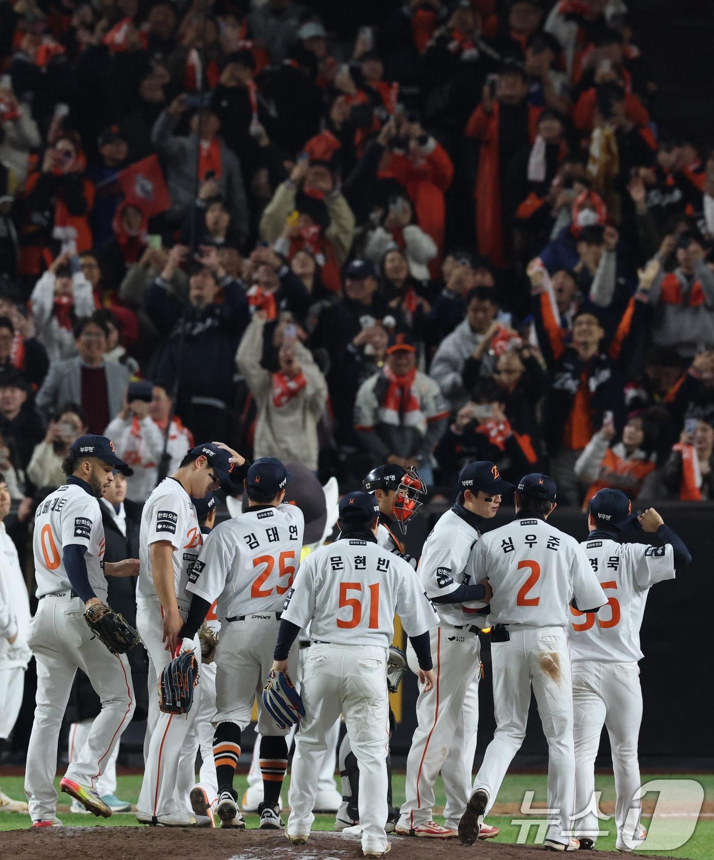 본문 이미지 - 29일 대전 한화생명볼파크에서 열린 프로야구 2025 신한 SOL뱅크 KBO 포스트시즌 한국시리즈 3차전 LG 트윈스와 한화 이글스 경기에서 승리한 한화 선수들이 기뻐하고 있다. 2025.10.29/뉴스1 ⓒ News1 김기태 기자
