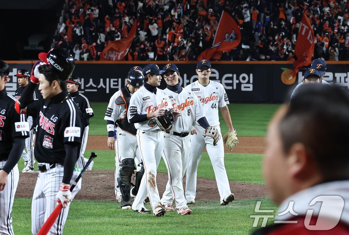 29일 대전 한화생명볼파크에서 열린 프로야구 2025 신한 SOL뱅크 KBO 포스트시즌 한국시리즈 3차전 LG 트윈스와 한화 이글스의 경기, 한화 선수들이 7대3 역전승을 거둔 뒤 기쁨을 나누고 있다. 2025.10.29/뉴스1 ⓒ News1 구윤성 기자