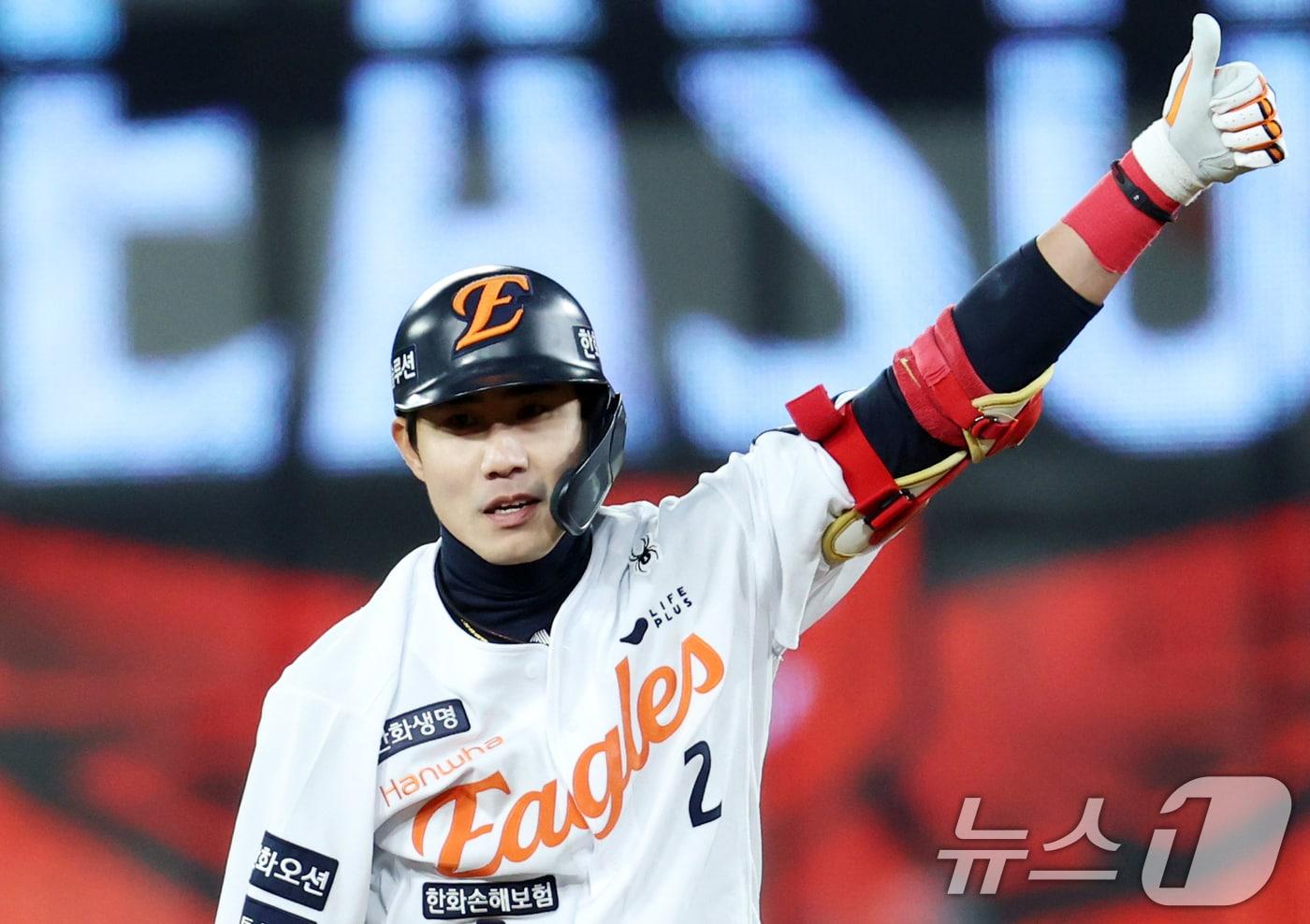 29일 대전 한화생명볼파크 열린 프로야구 2025 신한 SOL뱅크 KBO 한국시리즈 3차전 LG 트윈스와 한화 이글스의 경기에서 8회말 한화 심우준이 2사 만루 상황에서 2타점 2루타를 치고 기뻐하고 있다. 2025.10.29/뉴스1 ⓒ News1 김기남 기자