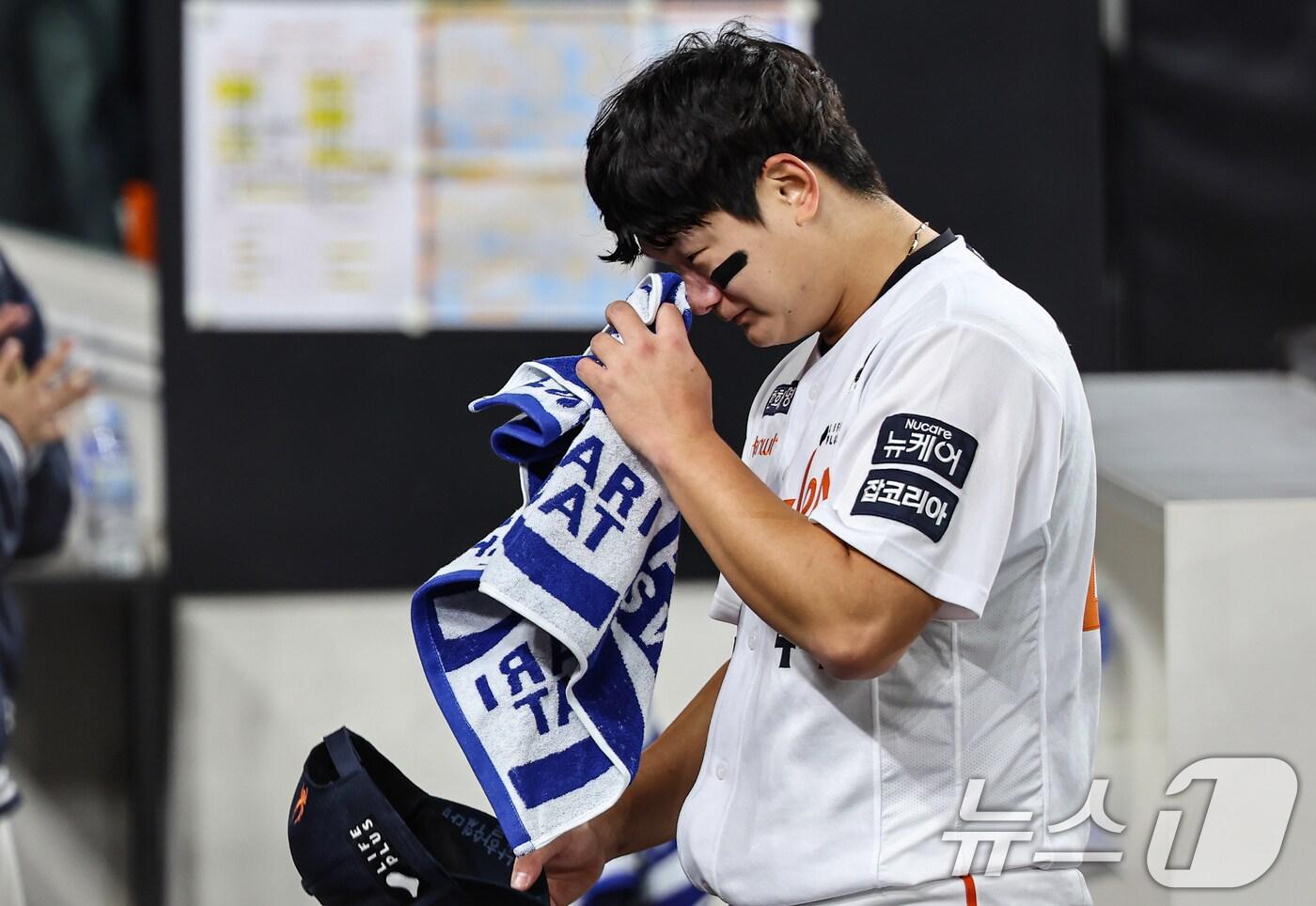 29일 대전 한화생명볼파크에서 열린 프로야구 2025 신한 SOL뱅크 KBO 포스트시즌 한국시리즈 3차전 LG 트윈스와 한화 이글스의 경기, 한화 마무리 투수 김서현이 9회초를 무실점으로 마치고 더그아웃으로 들어와 눈물을 닦고 있다. 2025.10.29/뉴스1 ⓒ News1 김도우 기자