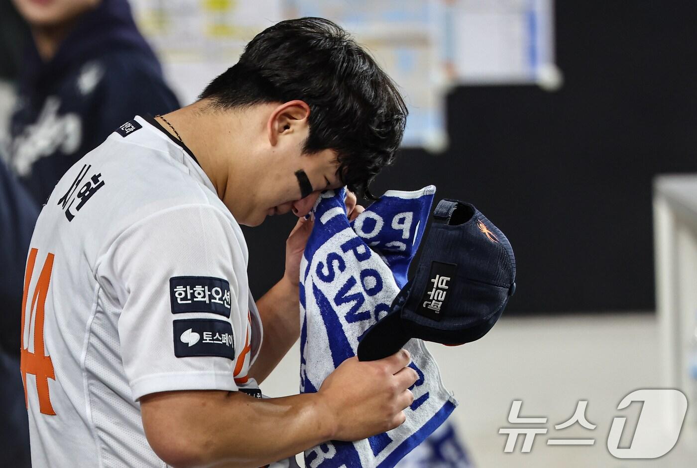 29일 대전 한화생명볼파크에서 열린 프로야구 2025 신한 SOL뱅크 KBO 포스트시즌 한국시리즈 3차전 LG 트윈스와 한화 이글스의 경기, 한화 마무리 투수 김서현이 9회초를 무실점으로 마치고 더그아웃으로 들어와 눈물을 닦고 있다. 2025.10.29/뉴스1 ⓒ News1 김도우 기자