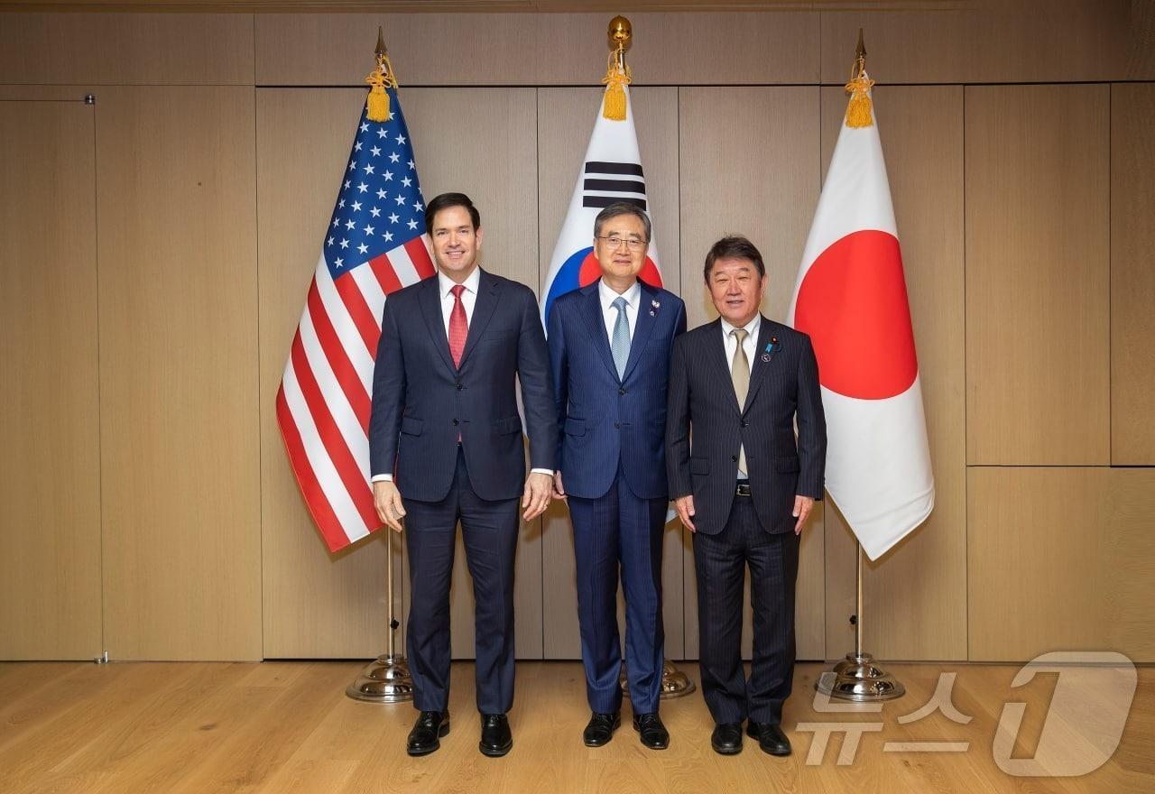 본문 이미지 - 조현 외교부장관이 지난달 29일 경북 경주에서 APEC 외교통상합동각료회의 계기 한미일 외교장관회의에서 마르코 루비오 미국 국무장관 및 모테기 도시미쓰 신임 일본 외무대신과 기념촬영을 하고 있다. &#40;외교부 제공. 재판매 및 DB 금지&#41; 2025.10.29/뉴스1