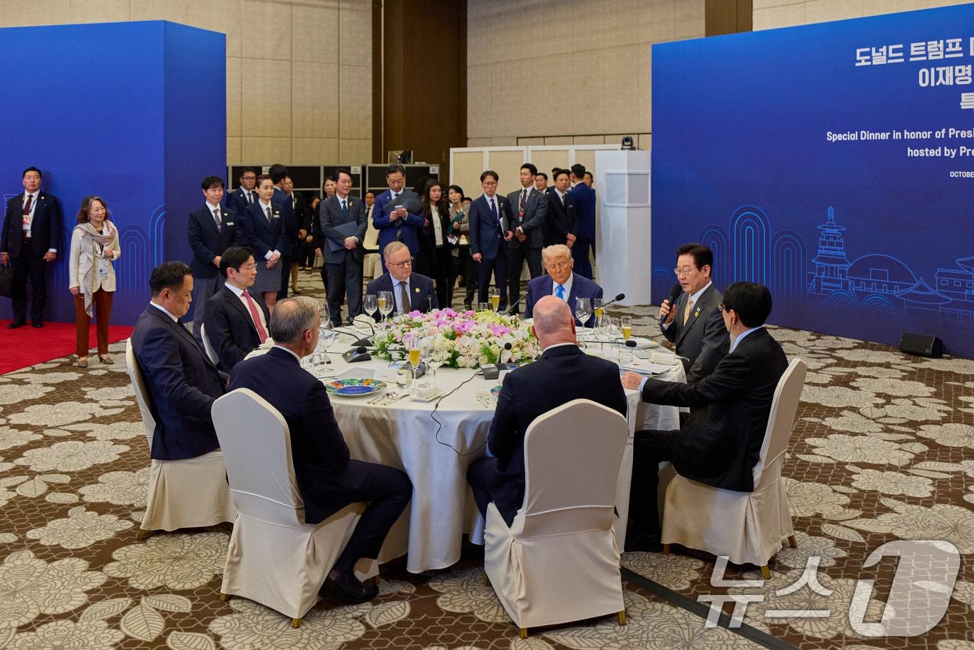 이재명 대통령이 29일 경북 경주 힐튼호텔 그랜드볼룸에서 열린 대통령 주최 정상 특별만찬에서 환영사를 하고 있다. &#40;대통령실 제공. 재판매 및 DB 금지&#41; 2025.10.29/뉴스1 ⓒ News1 허경 기자