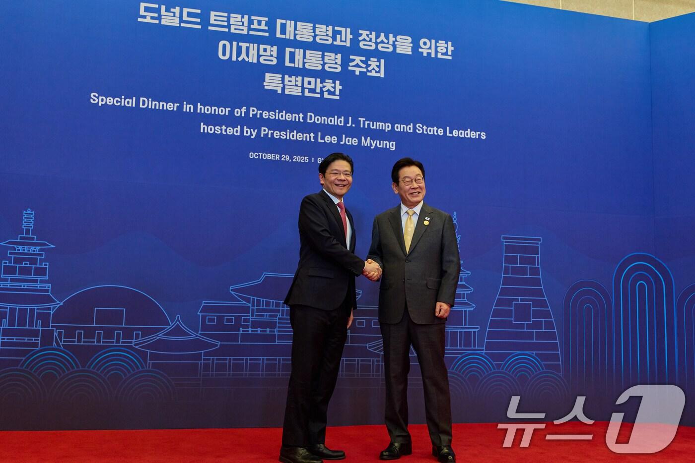 이재명 대통령이 29일 경북 경주 힐튼호텔 그랜드볼룸에서 열린 대통령 주최 정상 특별만찬에서 로런스 웡 싱가포르 총리를 영접하고 있다. (대통령실 제공. 재판매 및 DB 금지) 2025.10.29/뉴스1 ⓒ News1 허경 기자