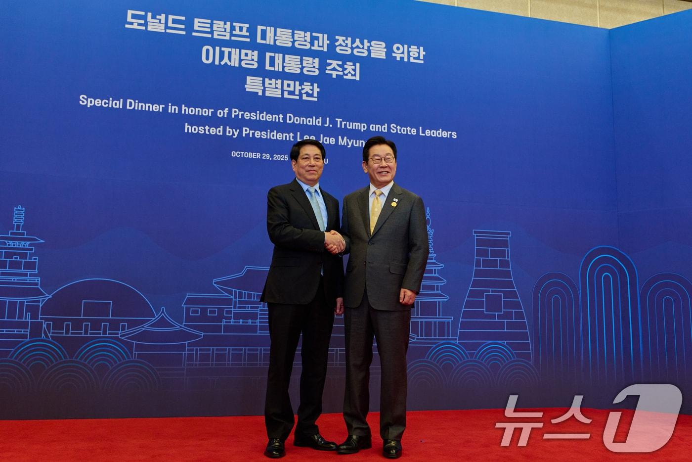 이재명 대통령이 29일 경북 경주 힐튼호텔 그랜드볼룸에서 열린 대통령 주최 정상 특별만찬에서 르엉 끄엉 베트남 국가주석를 영접하고 있다. (대통령실 제공. 재판매 및 DB 금지) 2025.10.29/뉴스1 ⓒ News1 허경 기자