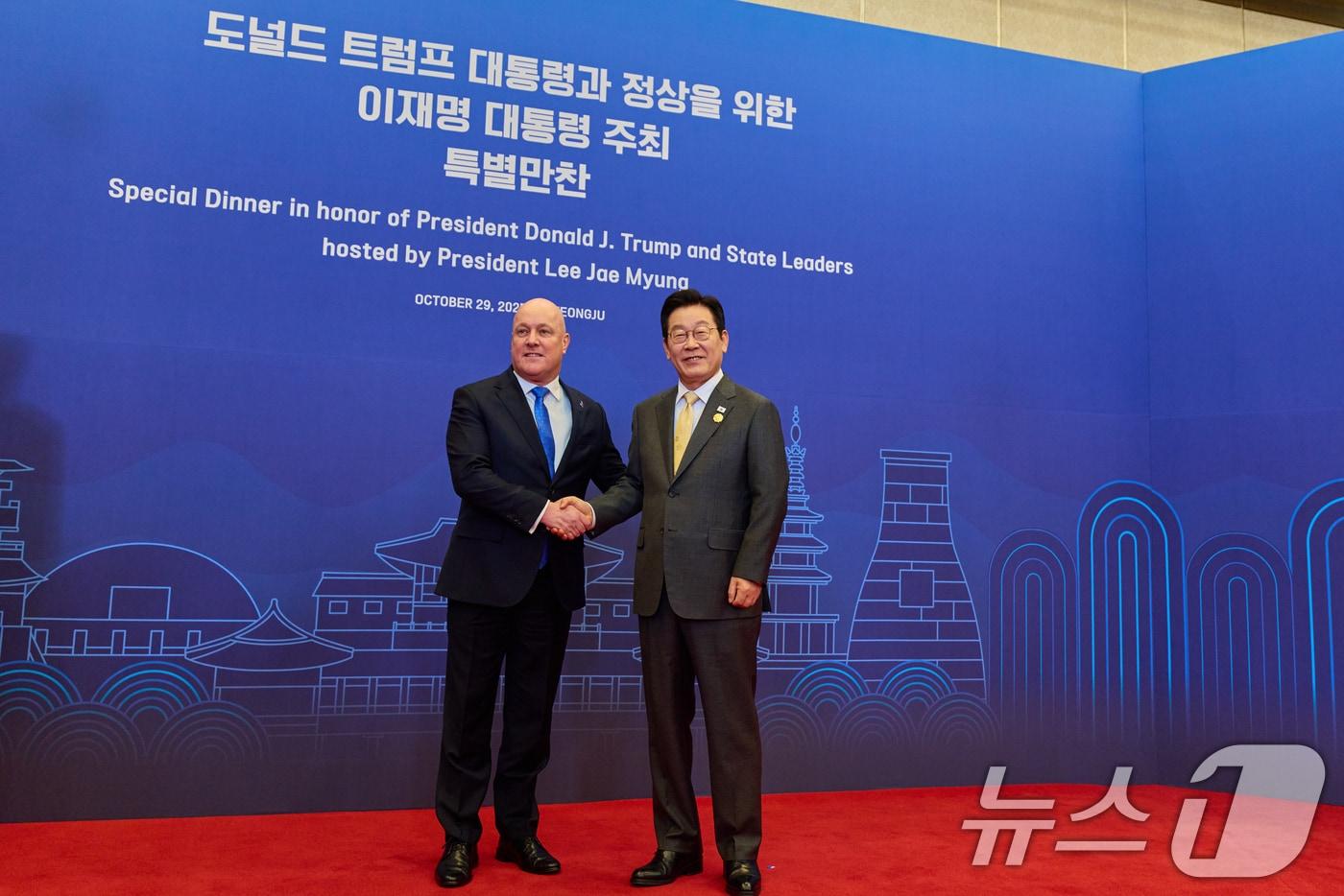 이재명 대통령이 29일 경북 경주 힐튼호텔 그랜드볼룸에서 열린 대통령 주최 정상 특별만찬에서 크리스토퍼 럭슨 뉴질랜드 총리를 영접하고 있다. (대통령실 제공. 재판매 및 DB 금지) 2025.10.29/뉴스1 ⓒ News1 허경 기자