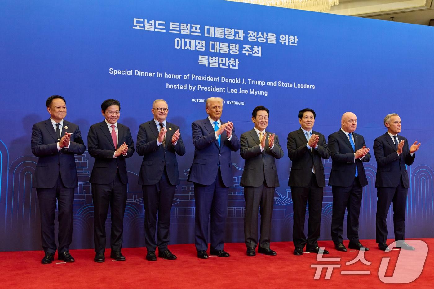 이재명 대통령이 29일 경북 경주 힐튼호텔 그랜드볼룸에서 열린 대통령 주최 정상 특별만찬에 앞서 각국 정상들과 기념촬영을 하고 있다. 왼쪽부터 아누틴 찬위라꾼 태국 총리, 로런스 웡 싱가포르 총리, 앤서니 앨버니지 호주 총리, 도날드 트럼프 미국 대통령, 이 대통령, 르엉 끄엉 베트남 국가주석, 크리스토퍼 럭슨 뉴질랜드 총리, 마크 카니 캐나다 총리. &#40;대통령실 제공. 재판매 및 DB 금지&#41; 2025.10.29/뉴스1 ⓒ News1 허경 기자