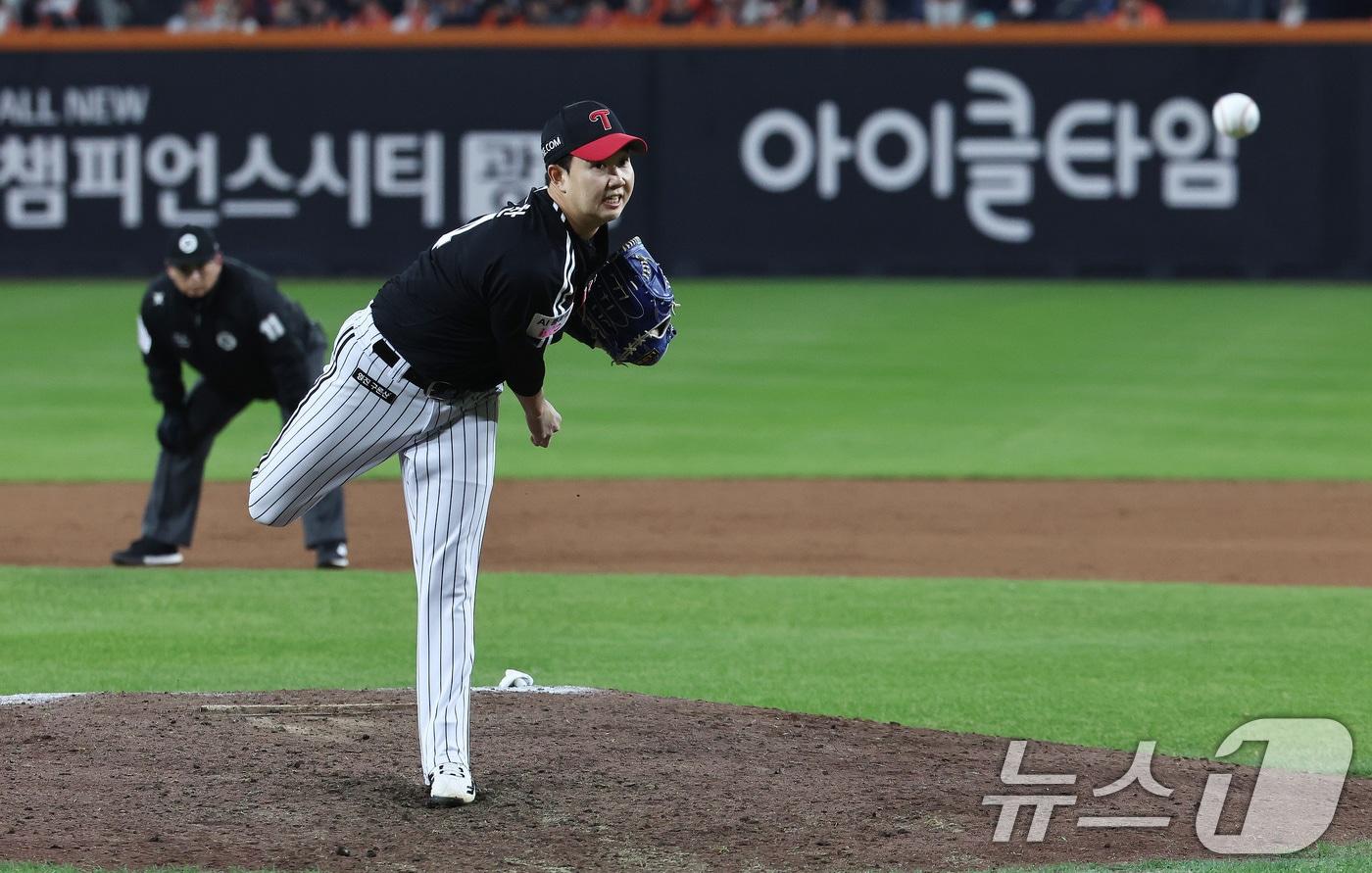 29일 대전 한화생명볼파크에서 열린 프로야구 2025 신한 SOL뱅크 KBO 포스트시즌 한국시리즈 3차전 LG 트윈스와 한화 이글스의 경기, 8회말 LG 투수 유영찬이 역투하고 있다. 2025.10.29/뉴스1 ⓒ News1 구윤성 기자