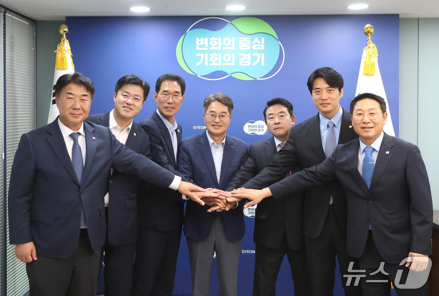 2일 오후 중앙협력본부에서 김동연 경기도지사와, 고양,파주,김포 지역구 국회의원들이 기념촬영을 하고 있다.&#40;경기도 제공. 재판매 및 DB금지&#41;