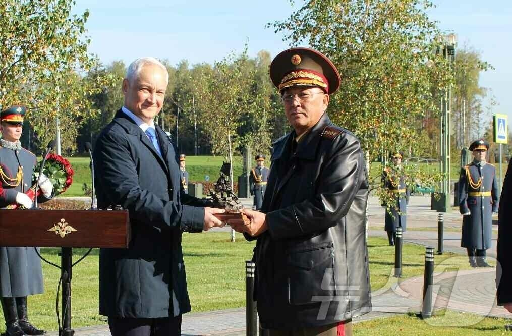 본문 이미지 - &#40;평양 노동신문=뉴스1&#41; = 북한 노동당 기관지 노동신문이 3일 &#34;조선민주주의인민공화국 국방상 노광철 동지와 러시아 국방상 안드레이 벨로우소프 동지가 제막식에 참가했다＂고 보도했다. [국내에서만 사용가능. 재배포 금지. DB 금지. For Use Only in the Republic of Korea. Redistribution Prohibited] rodongphoto@news1.kr