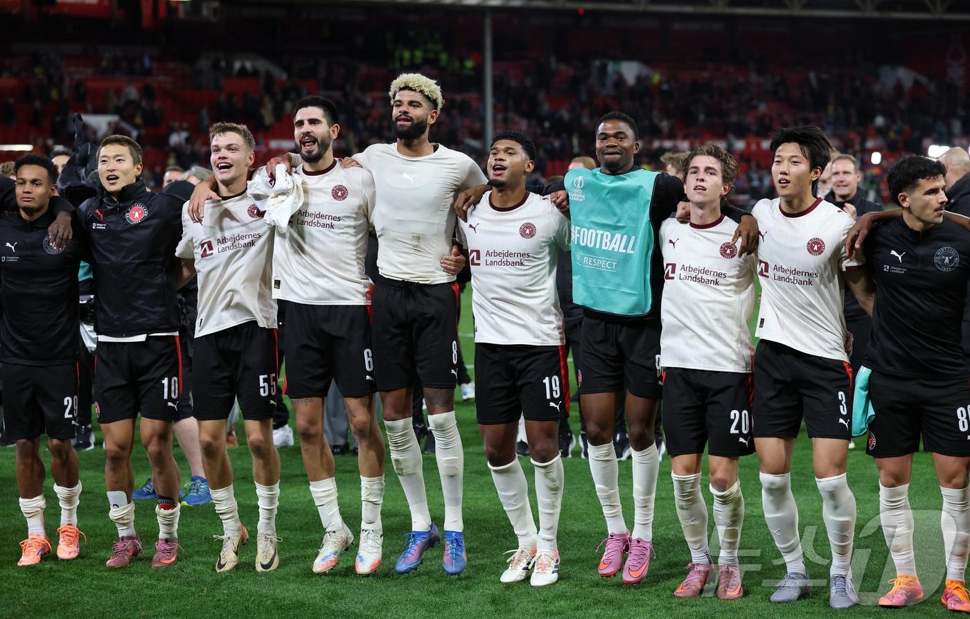 노팅엄 포레스트 원정 경기에서 승리 후 동료들과 기뻐하는 조규성&#40;왼쪽 두번째&#41;과 이한범&#40;오른쪽 두번째&#41; ⓒ 로이터=뉴스1