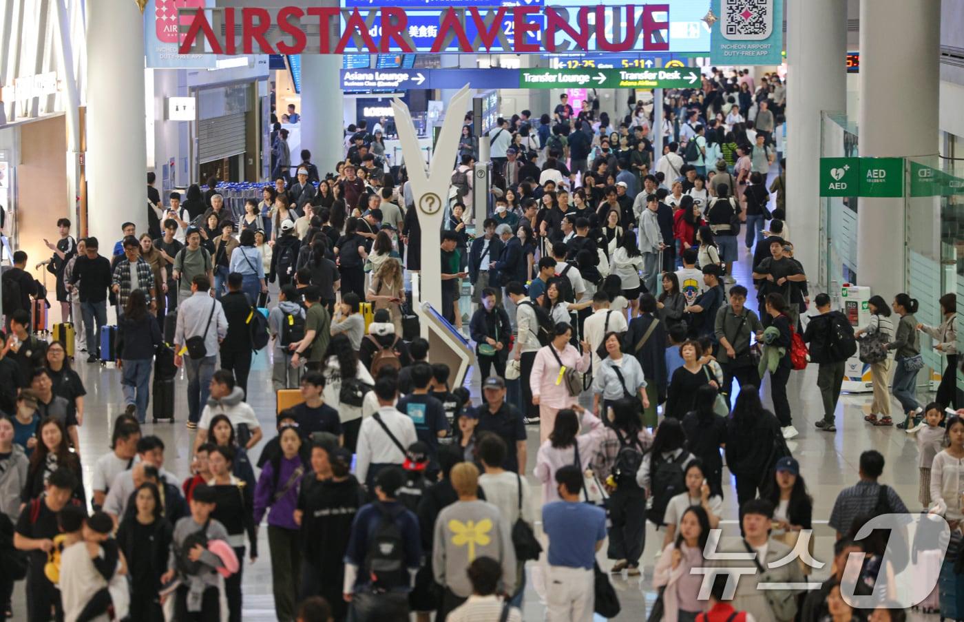 본격적인 추석 연휴가 시작된 3일 오전 인천국제공항 제1여객터미널 면세구역이 여행객들로 북적이고 있다. 2025.10.3/뉴스1 ⓒ News1 이호윤 기자