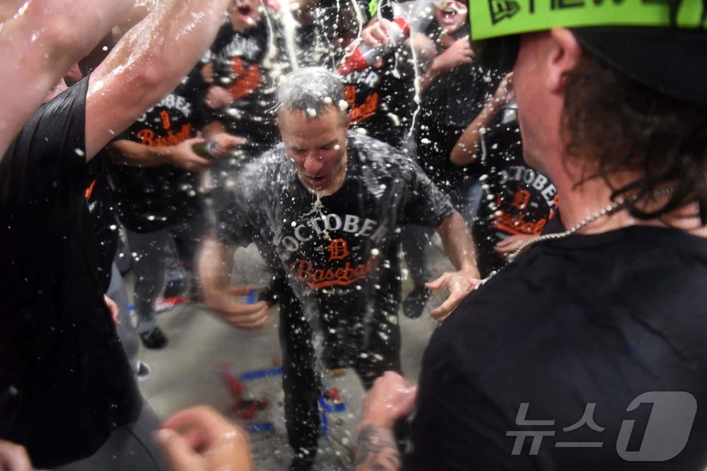 디트로이트 타이거스 선수들이 3일&#40;한국시간&#41; 와일드카드 시리즈 최종전 승리 후 샴페인을 터뜨리며 자축하고 있다. ⓒ AFP=뉴스1