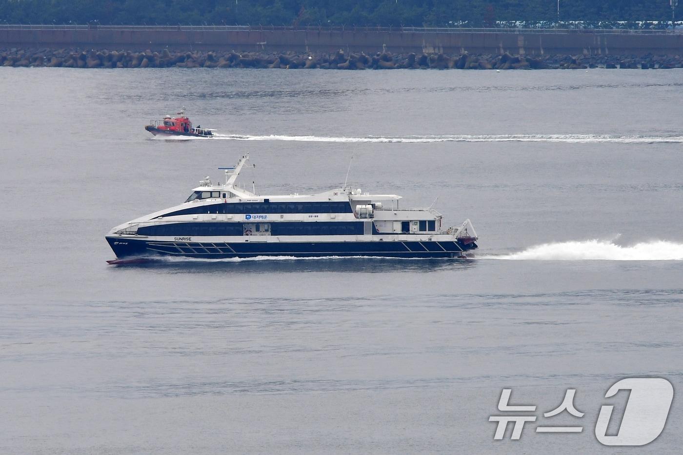 경북 포항여객선터미널에서 출항한 포항~울릉 정기여객선인 대재페리&#40;주&#41; 썬라이즈호. &#40;뉴스1 자료, 재판매 및 DB금지&#41;.3/ⓒ News1 최창호 기자