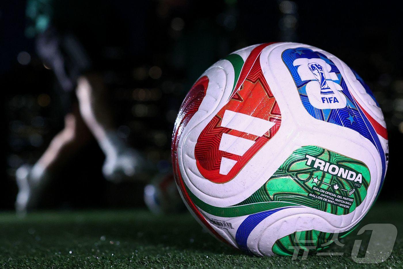 FIFA가 공개한 2026 북중미 월드컵 공인구 '트리온다' ⓒ AFP=뉴스1