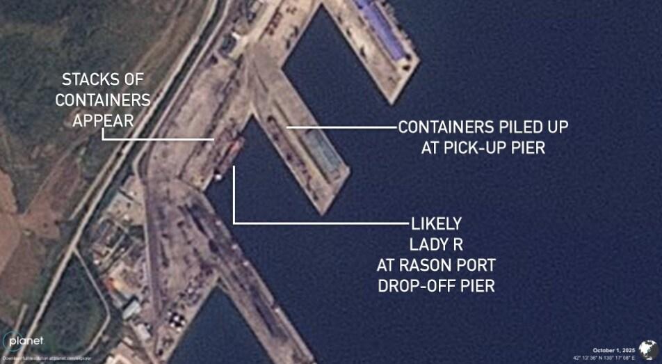 본문 이미지 - &#39;레이디 R&#39; 화물선은 9월 24일부터 26일까지 러시아 보스토치니 항구 에서 선적을 준비하는 것으로 보인 후 지난 9월 30일부터 10월 1일 사이에 북한의 나선항 하역 부두에 도착한 모습
