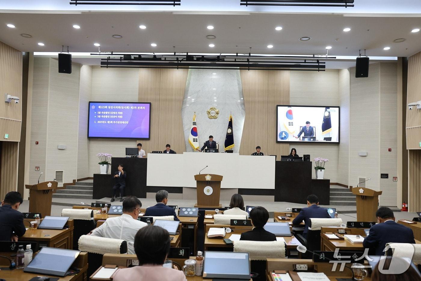 본문 이미지 - 당진시의회 제123회 임시회 본회의 모습(시의회 제공. 재판매 및 DB금지)2025.10.3/뉴스1