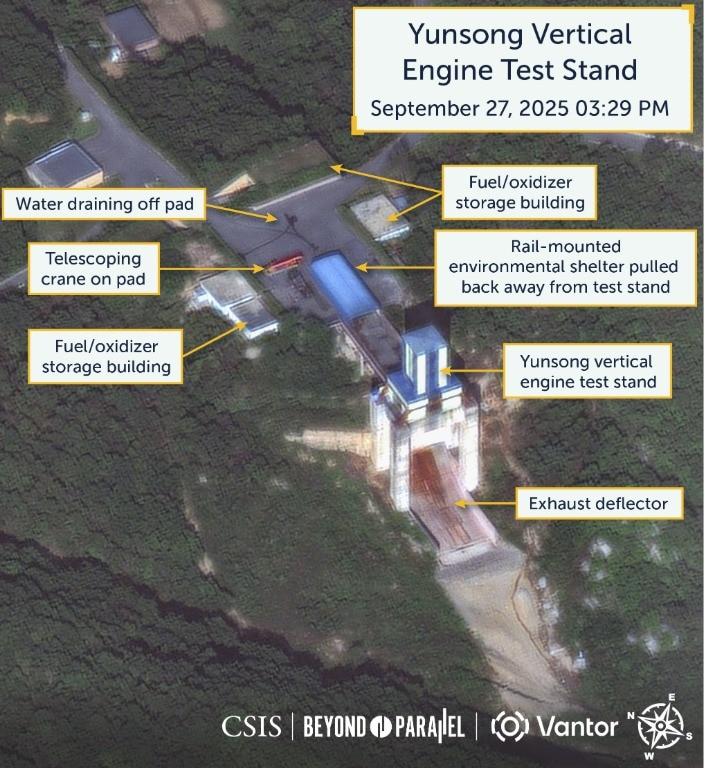 본문 이미지 - 미국 싱크탱크 전략국제문제연구소&#40;CSIS&#41; 연계 북한전문매체 &#39;분단을 넘어&#40;Beyond Parallel&#41;&#39;는 3일 북한 평안북도 철산군 동창리 위성발사장을 촬영한 4개의 위성 사진에서 새로운 엔진 실험 준비 과정이 확인됐다고 보도했다. &#40;&#39;분단을 넘어&#39; 갈무리&#41;