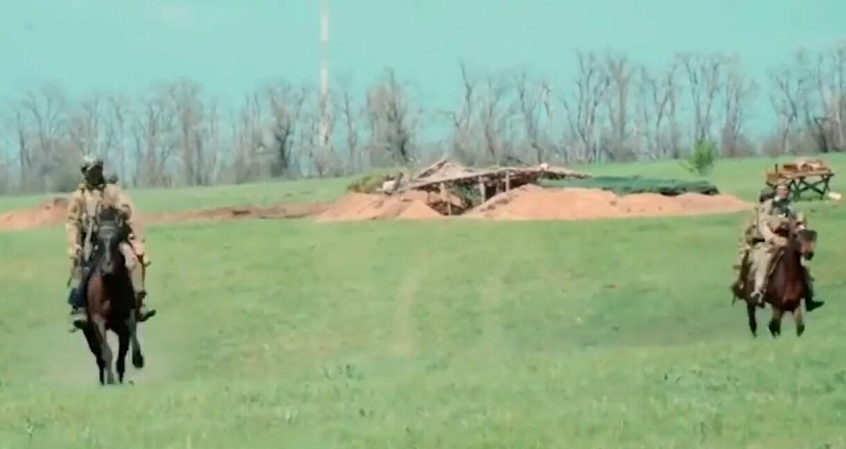 본문 이미지 - 러시아군 기마부대 훈련 장명( East2West 동영상 캡처)