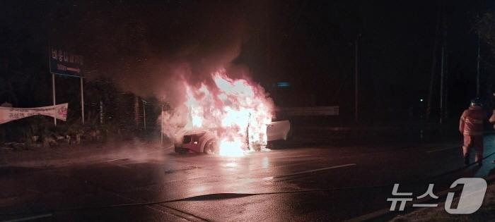 본문 이미지 - 군산 카니발 화재 현장.&#40;전북소방 제공. 재판매 및 DB금지&#41;