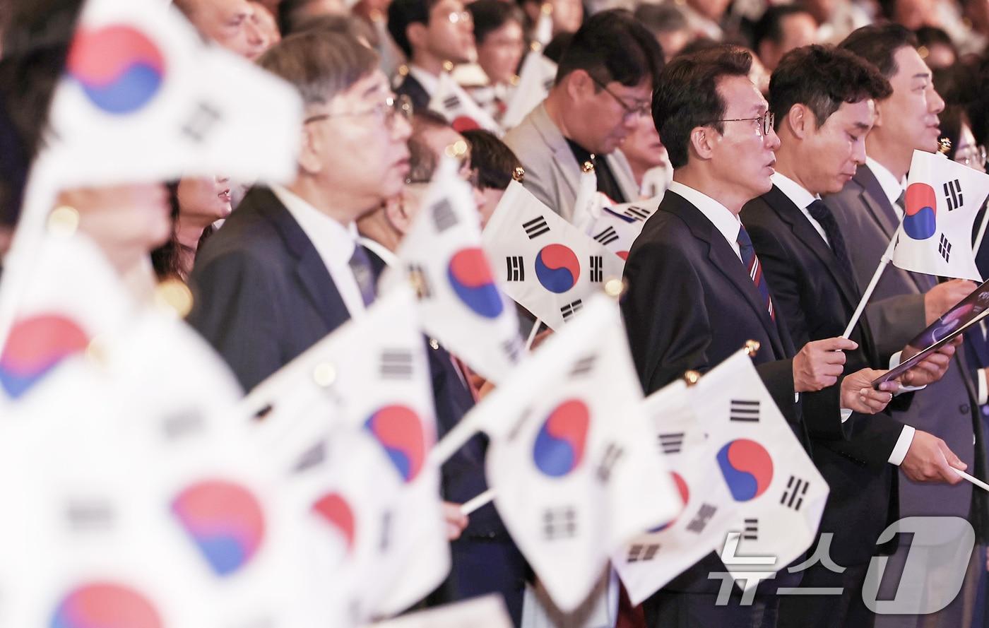 본문 이미지 - 김민석 국무총리, 김병기 더불어민주당 원내대표, 이준석 개혁신당 대표 등 참석자들이 3일 서울 종로구 세종문화회관에서 열린 제4357주년 개천절 경축식에서 개천절 노래를 부르고 있다. 2025.10.3/뉴스1 ⓒ News1 김성진 기자