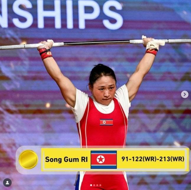 본문 이미지 - 세계역도선수권에서 우승한 북한 리성금. &#40;IWF SNS 캡처&#41;