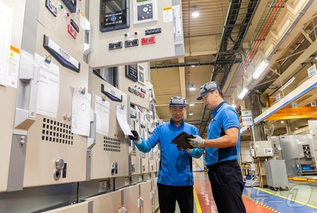 본문 이미지 - LS일렉트릭 직원들이 충북 청주사업장에서 미국 수출용으로 제작된 스마트 배전반 설비를 최종 점검하고 있다.&#40;LS일렉트릭 제공&#41; ⓒ News1 최동현 기자