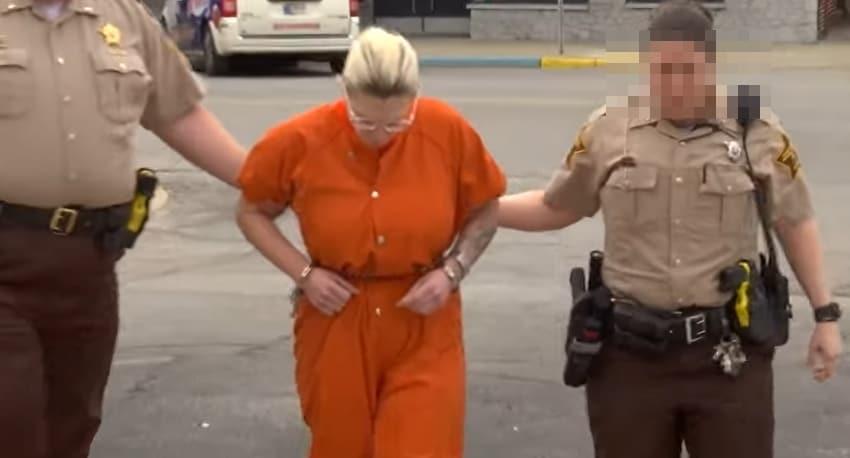 본문 이미지 - &#40;인디애나주 경찰에 체포 돼 수감된 고등학교 수학 교사 브리트니 포틴베리. WTHR 갈무리&#41;