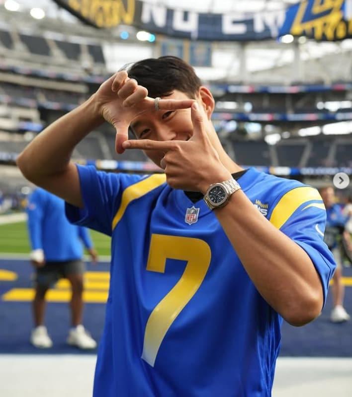 본문 이미지 - 미국프로풋볼&#40;NFL&#41; LA 램스 홈구장을 방문한 손흥민. &#40;NFL 인스타그램 캡처&#41;