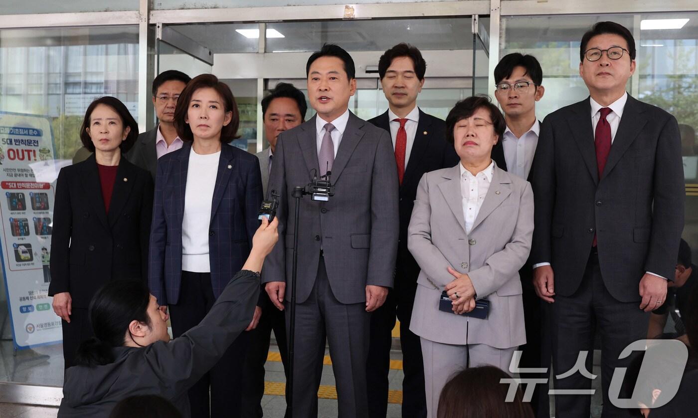 장동혁 국민의힘 대표가 3일 서울 영등포구 영등포경찰서에서 이진숙 전 방통위원장 체포에 대한 항의방문을 마친 뒤 발언하고 있다. 2025.10.3/뉴스1 ⓒ News1 박지혜 기자