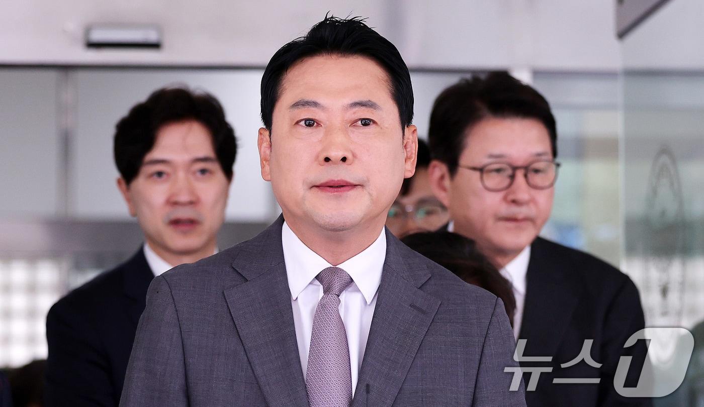 장동혁 국민의힘 대표가 3일 서울 영등포구 영등포경찰서에서 이진숙 전 방통위원장 체포에 대한 항의방문을 마친 뒤 이동하고 있다. 2025.10.3/뉴스1 ⓒ News1 박지혜 기자