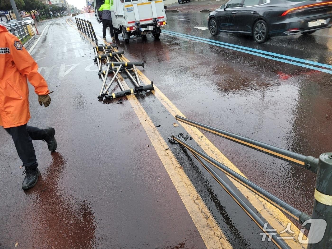 본문 이미지 - 강풍의 쓰러진 중앙분리대(제주소방안전본부 제공. 재판매 및 DB금지)/뉴스1