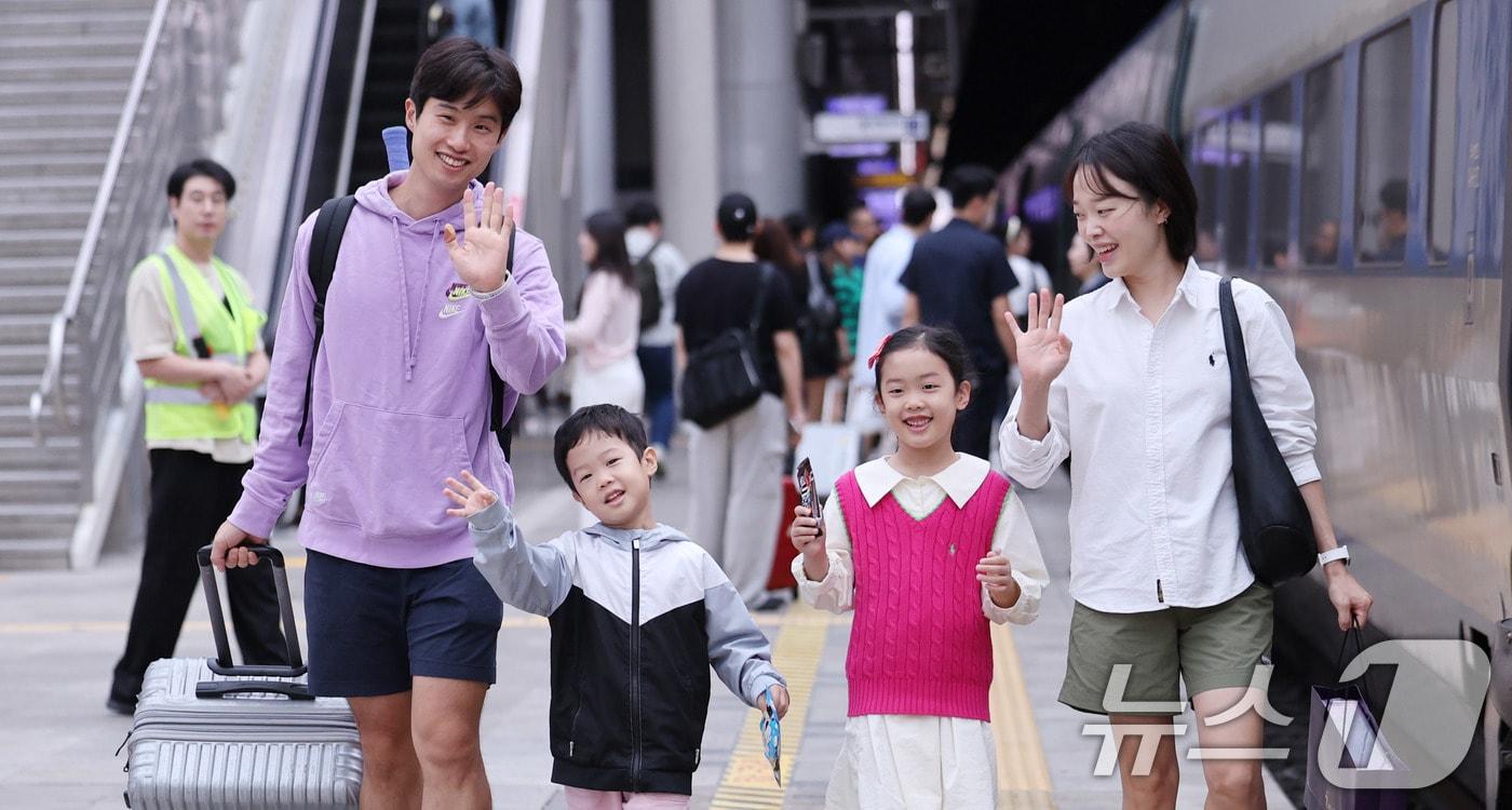 추석 연휴가 시작된 3일 오전 서울역에서 귀성객 정우진 씨 가족이 고향인 대구로 향하며 인사하고 있다. 2025.10.3/뉴스1 ⓒ News1 박지혜 기자