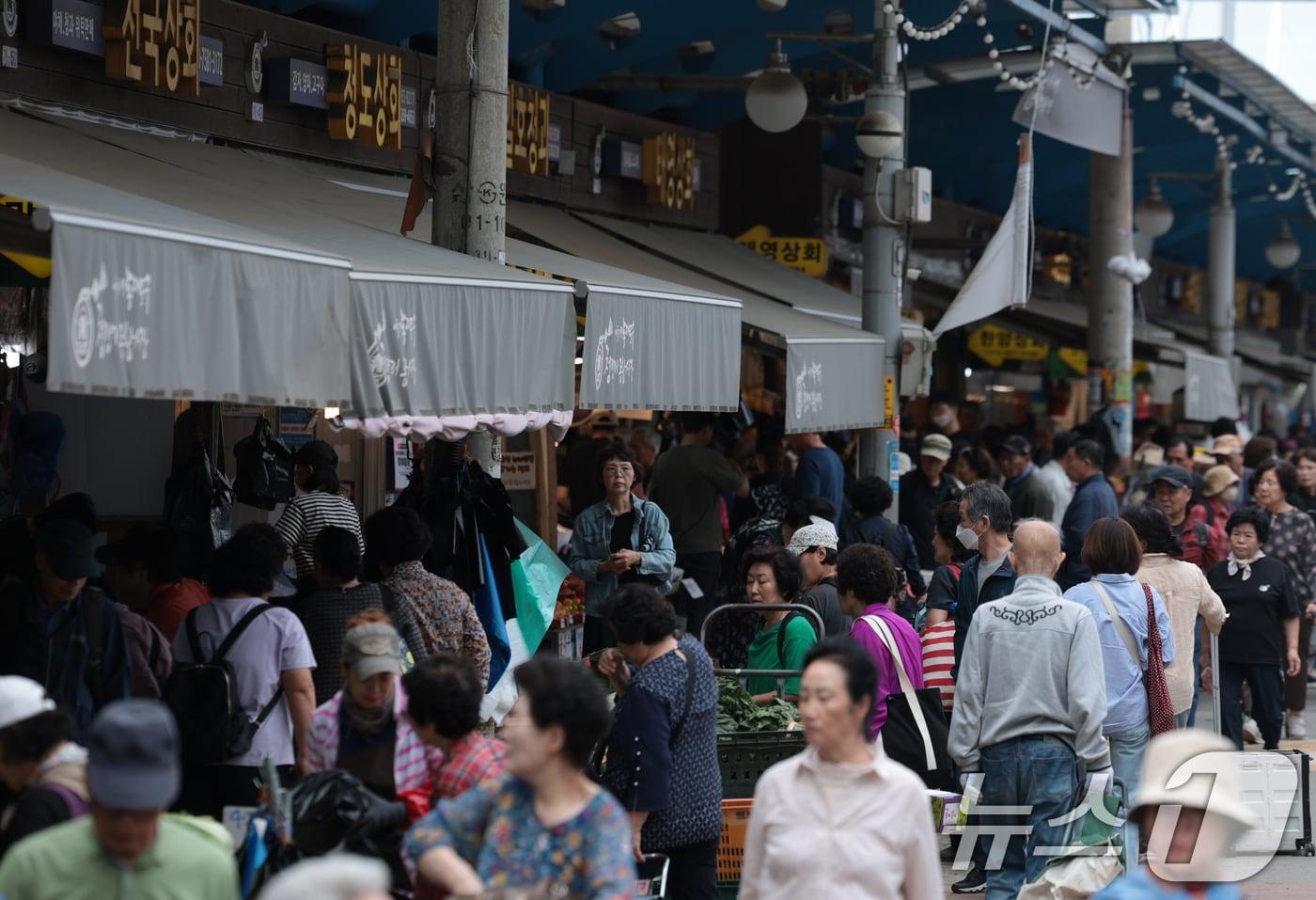 서울 동대문구 청량리 청과물시장을 찾은 많은 시민들이 제수용품을 둘러보고 있다. 2025.10.3/뉴스1 ⓒ News1 권현진 기자