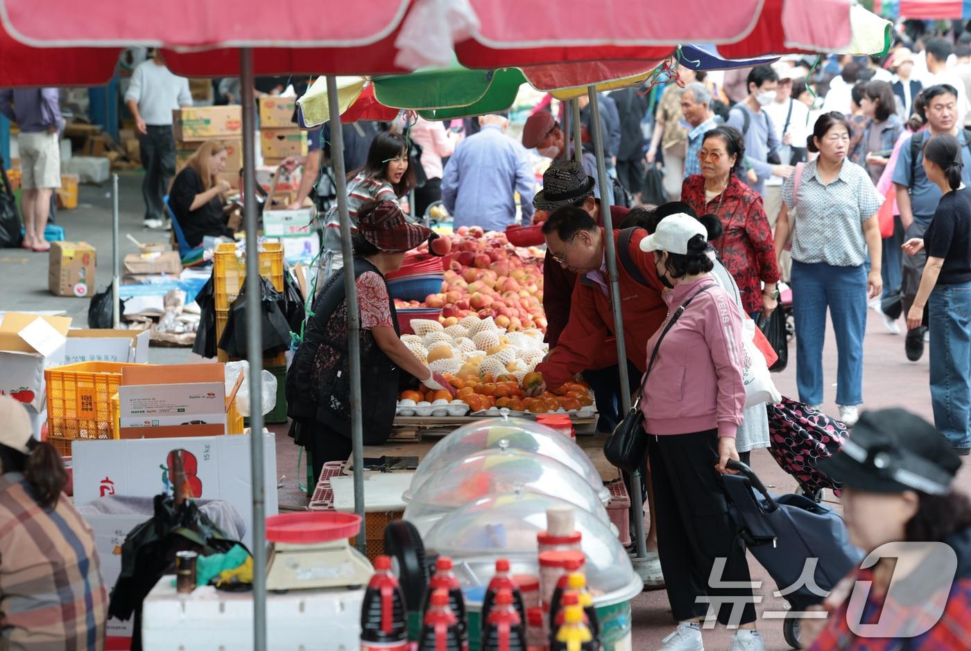 서울 동대문구 청량리 청과물시장을 찾은 시민들이 제수용품을 둘러보고 있다. 2025.10.3/뉴스1 ⓒ News1 권현진 기자