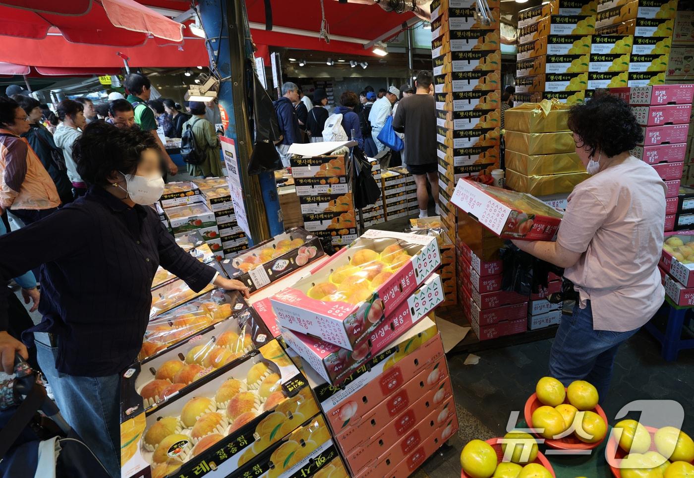서울 동대문구 청량리 청과물시장을 찾은 시민들.&#40;자료사진&#41; 2025.10.3/뉴스1 ⓒ News1 권현진 기자