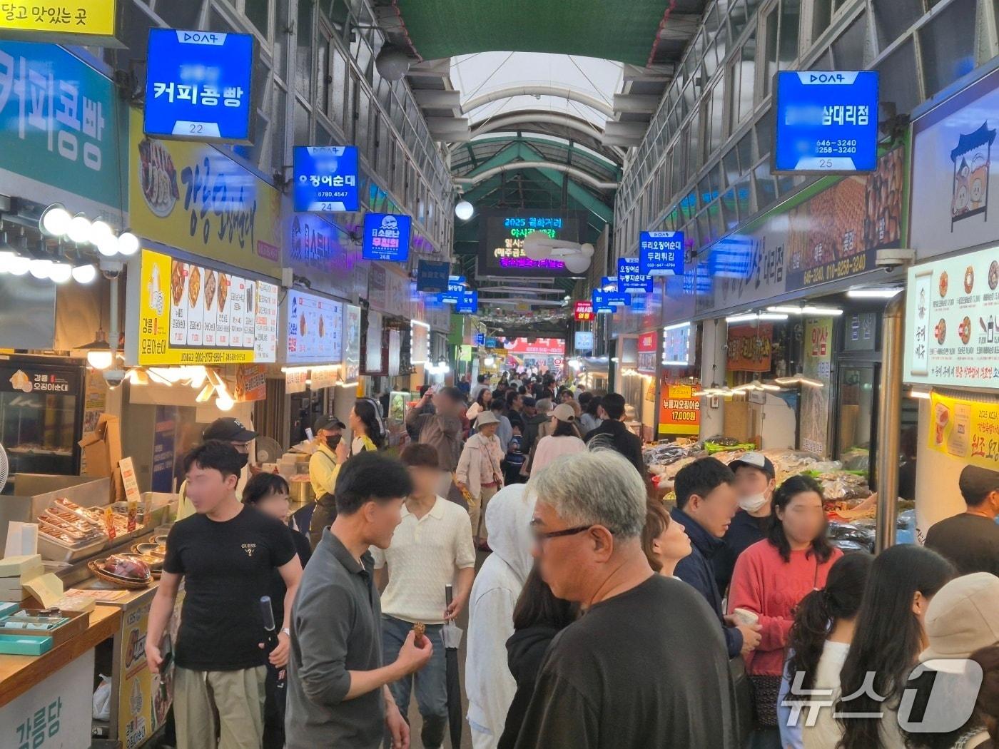 본문 이미지 - 추석연휴 첫날이자 개천절인 3일 강원 강릉 중앙시장 먹거리 골목이 나들이객들로 북적이고 있다, 2025.10.3/뉴스1
