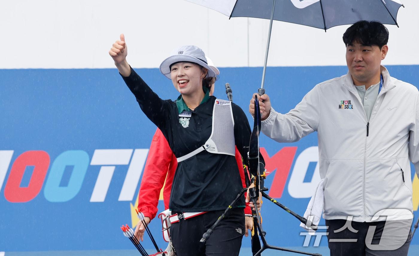 임시현&#40;한국체대&#41;이 3일 광주5.18민주광장에서 열린 &#39;현대자동차 정몽구배 한국양궁대회2025&#39; 여자 리커브 경기 결승에서 강채영&#40;현대모비스&#41;를 물리치고 우승을 차지하며 관중석에 엄치적을 보이고 있다. 2025.10.3/뉴스1 ⓒ News1 김태성 기자