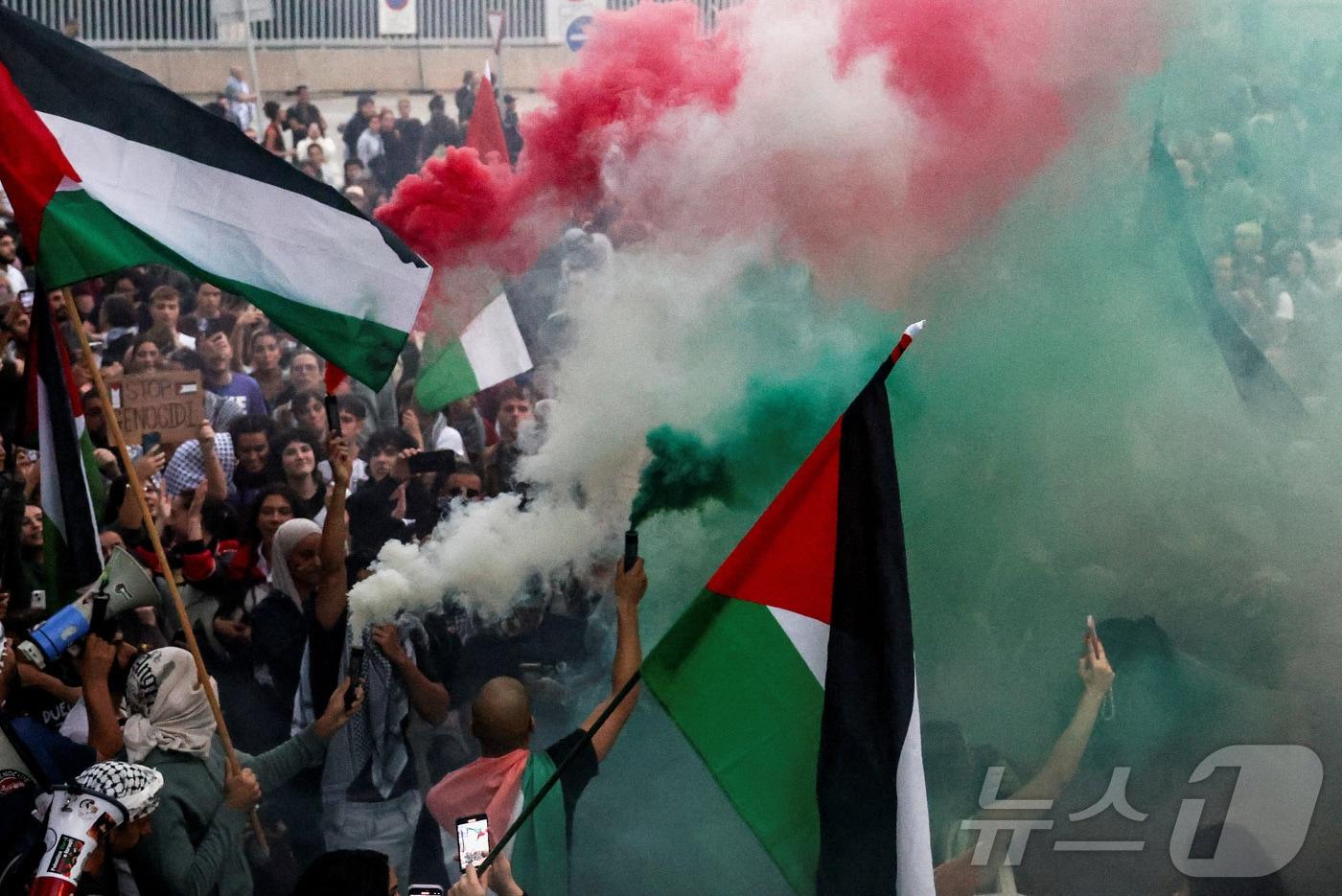 2일&#40;현지시간&#41; 스페인 바르셀로나에서 시위대가 이스라엘의 가자지구 구호선단 &#39;글로벌 수무드 함대&#39;&#40;GSF&#41; 접근 차단을 규탄하며 팔레스타인 국기 색깔의 연막을 터뜨리고 있다. 2025.10.02. ⓒ 로이터=뉴스1 ⓒ News1 윤다정 기자