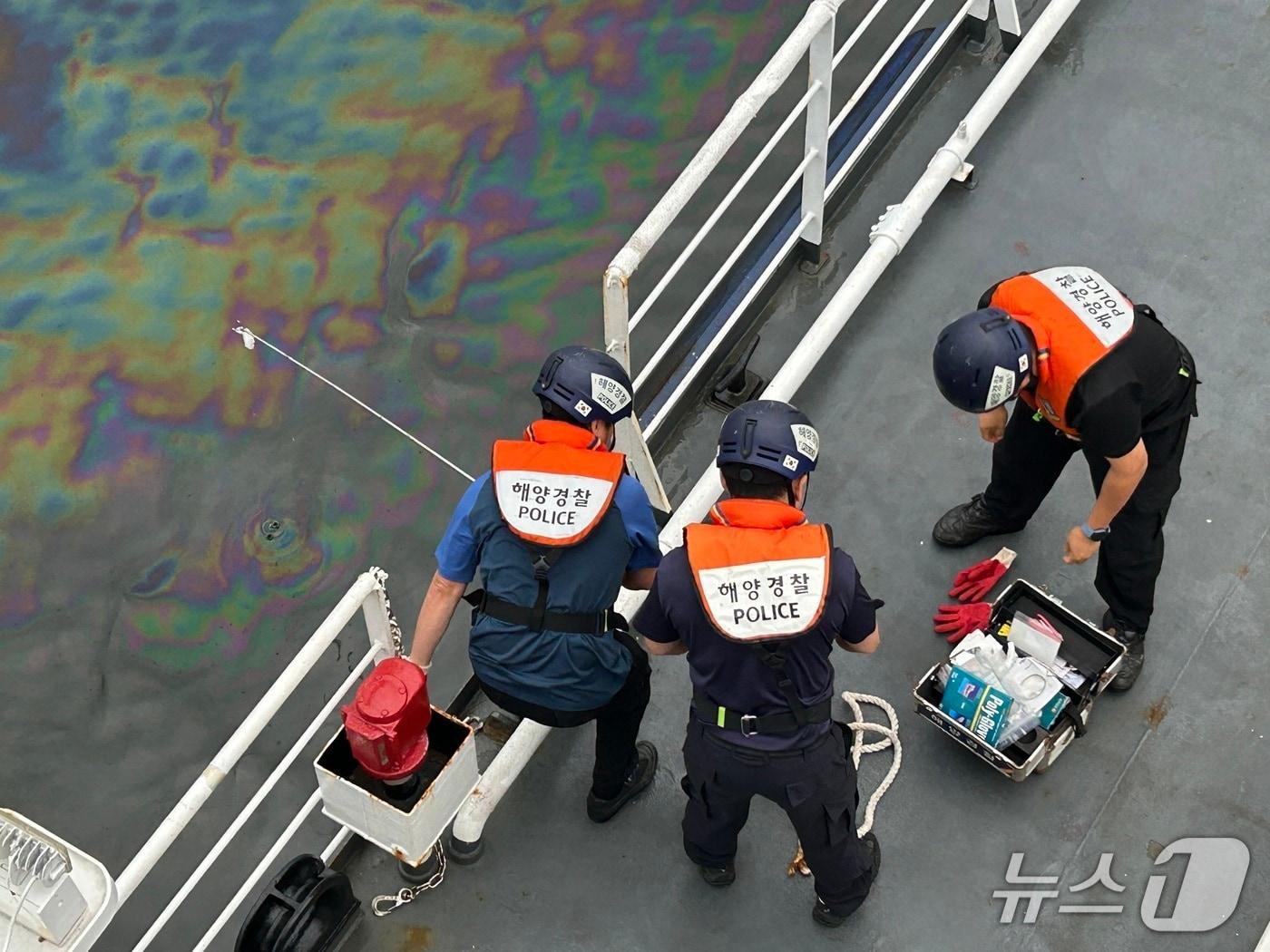 본문 이미지 - 지난 2일 여수해경이 거북선대교 인근 해상에 유출된 선저폐수 관련 방제작업을 실시하고 있다.(여수해경 제공. 재판매 및 DB 금지)