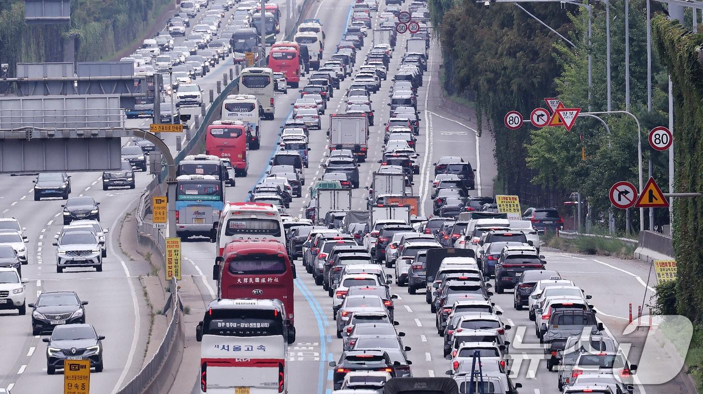 추석 연휴 첫날인 3일 오후 서울 서초구 잠원IC 부근 경부고속도로 하행선이 귀성 차량으로 정체를 빚고 있다. 2025.10.3/뉴스1 ⓒ News1 박지혜 기자