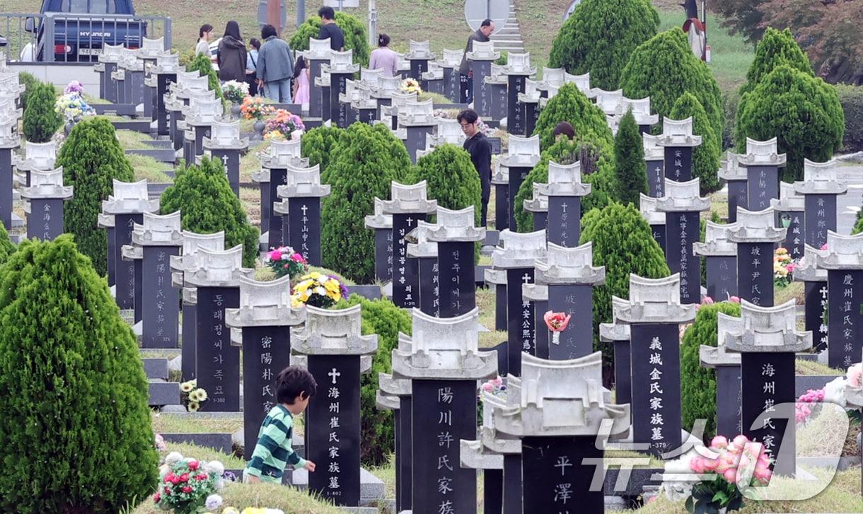본문 이미지 - 본격적인 추석 연휴가 시작된 3일 인천 부평구 인천가족공원을 찾은 성묘객들이 차례를 지내고 있다. 2025.10.3/뉴스1 ⓒ News1 이호윤 기자
