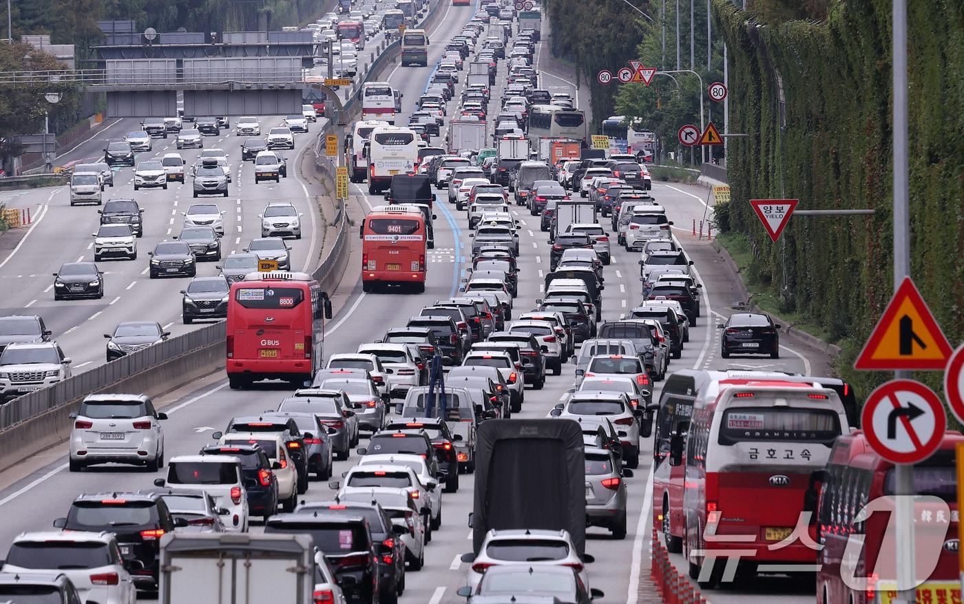 지난 3일 오후 서울 서초구 잠원IC 부근 경부고속도로 하행선이 귀성 차량으로 정체를 빚고 있다. 2025.10.3/뉴스1 ⓒ News1 박지혜 기자
