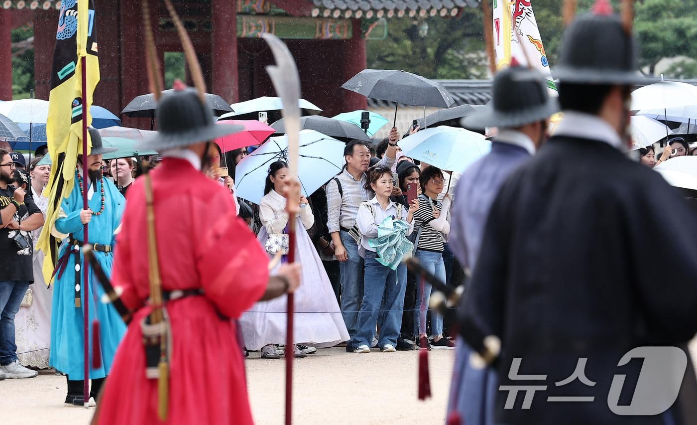 지난 3일 서울 종로구 경복궁에서 시민들이 수문장 교대의식을 지켜보고 있다. 국가유산청은 추석을 맞아 3일부터 9일까지 경복궁·창덕궁·덕수궁·창경궁 등 서울의 4대 궁과 종묘, 조선왕릉을 무료로 개방한다. 2025.10.3/뉴스1 ⓒ News1 김성진 기자