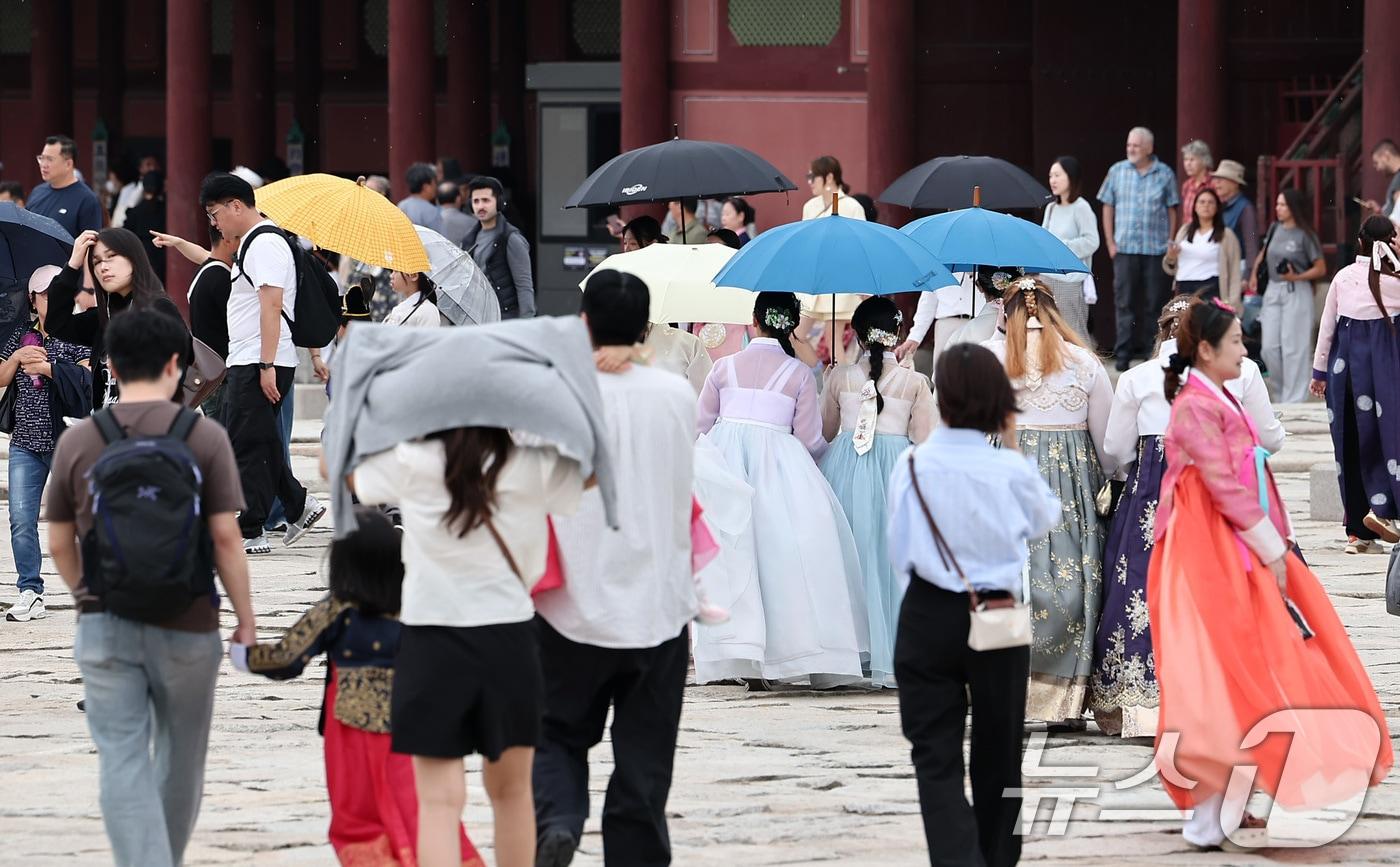 추석 연휴 첫 날이자 개천절인 3일 한복을 차려입은 시민들과 외국인 관광객들이 즐거운 시간을 보내고 있다. 2025.10.3/뉴스1 ⓒ News1 김성진 기자