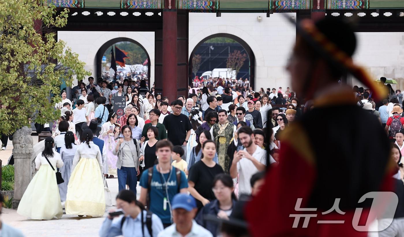 추석 연휴 첫 날이자 개천절인 3일 서울 종로구 경복궁에서 한복을 차려입은 시민들과 외국인 관광객들이 즐거운 시간을 보내고 있다. 국가유산청은 추석을 맞아 3일부터 9일까지 경복궁·창덕궁·덕수궁·창경궁 등 서울의 4대 궁과 종묘, 조선왕릉을 무료로 개방한다. 2025.10.3/뉴스1 ⓒ News1 김성진 기자