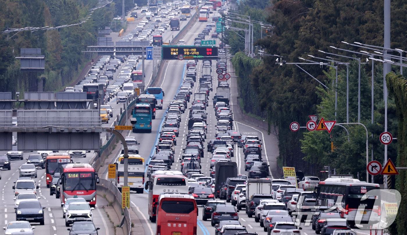 추석 연휴 첫날인 3일 오후 서울 서초구 잠원IC 부근 경부고속도로 하행선이 귀성 차량으로 정체를 빚고 있다. 2025.10.3/뉴스1 ⓒ News1 박지혜 기자