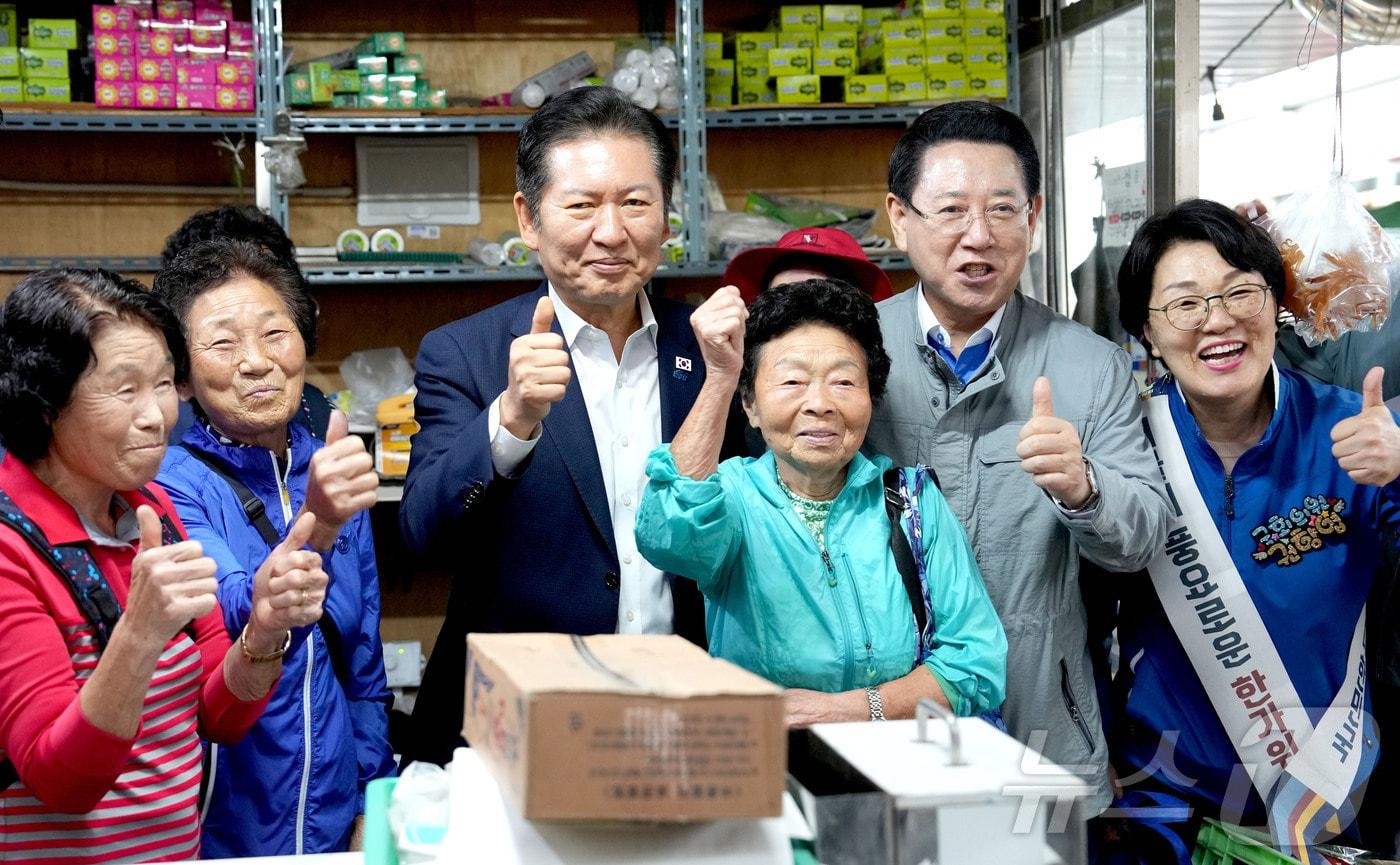 정청래 더불어민주당 대표와 김영록 전라남도 도지사가 추석명절을 앞둔 지난 3일 구례5일장을 방문, 민생현장을 둘러보며 주민 및 상인들을 격려하고 있다.&#40;전남도 제공. 재판매 및 DB금지&#41; 2025.10.3/뉴스1 ⓒ News1 전원 기자