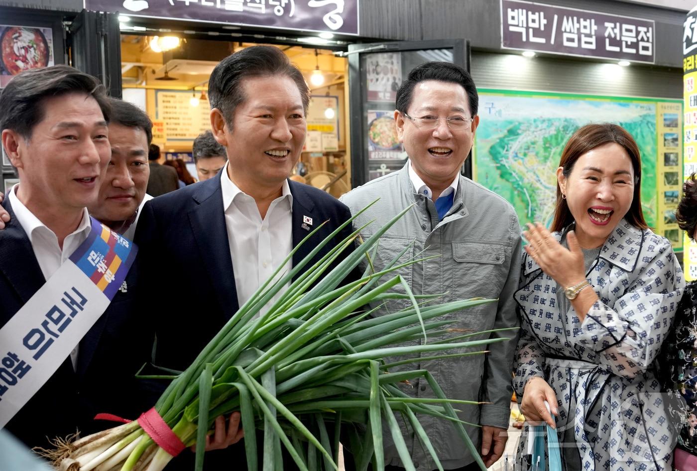 정청래 더불어민주당 대표와 김영록 전라남도 도지사가 추석명절을 앞둔 지난 3일 구례5일장을 방문, 민생현장을 둘러보며 주민 및 상인들을 격려하고 있다.&#40;전남도 제공. 재판매 및 DB금지&#41; 2025.10.3/뉴스1 ⓒ News1 전원 기자